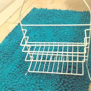 A bath tub sponge holder